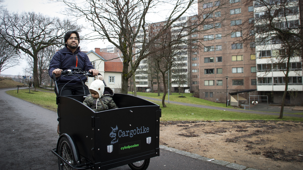 En person använder en cargobike från cykelpoolen. Foto: Maria Bard.