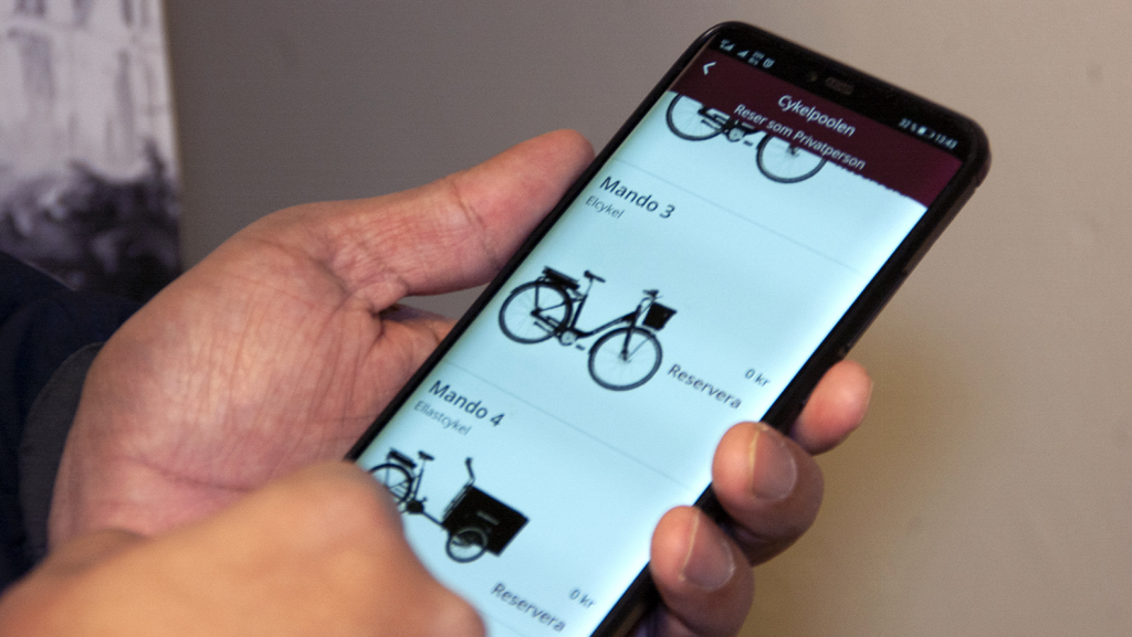 En person väljer cykel i appen för cykelpool. Foto: Maria Bard.