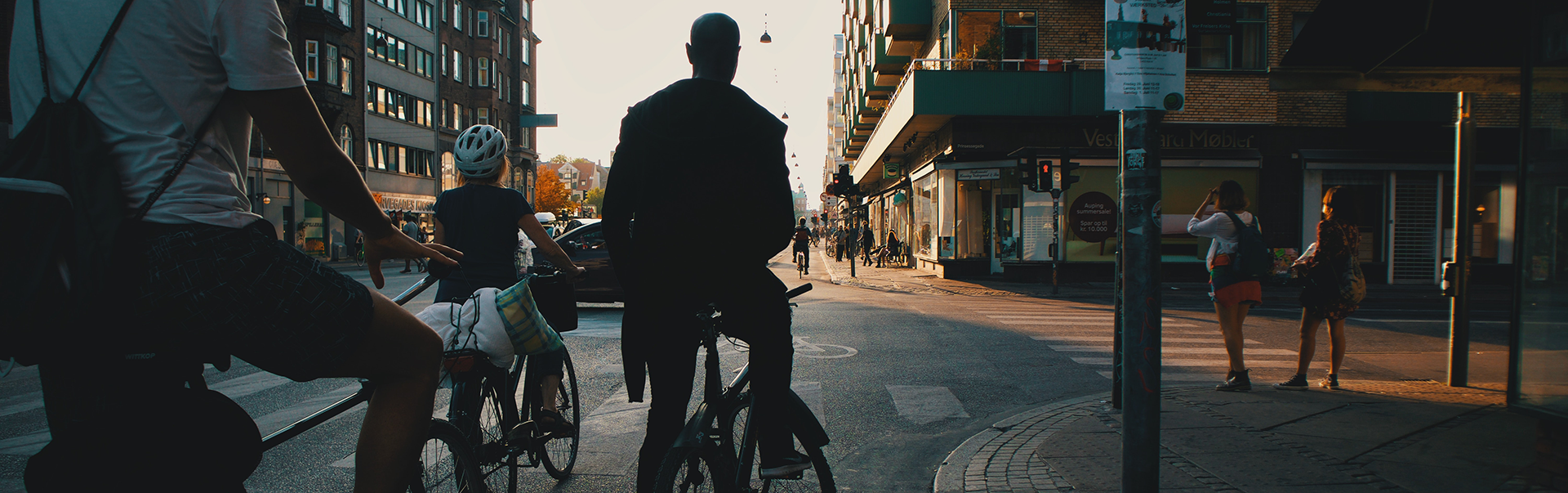 Personer som cyklar i en stad. Foto: Nomadic Julien, Unsplash.